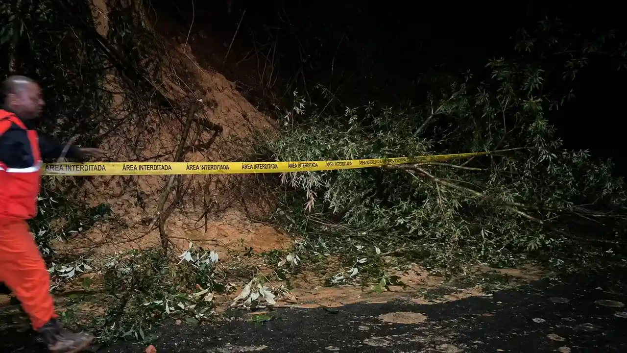 Temporal com raios e trovões causa transtornos na Região Serrana