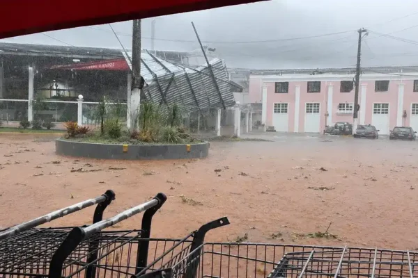 Área alagada e estrutura metálica danificada durante temporal em Macuco