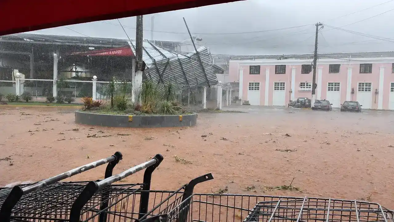 Área alagada e estrutura metálica danificada durante temporal em Macuco