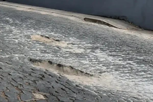 Motoristas denunciam cratera em rua movimentada do Cônego; risco de acidentes aumenta