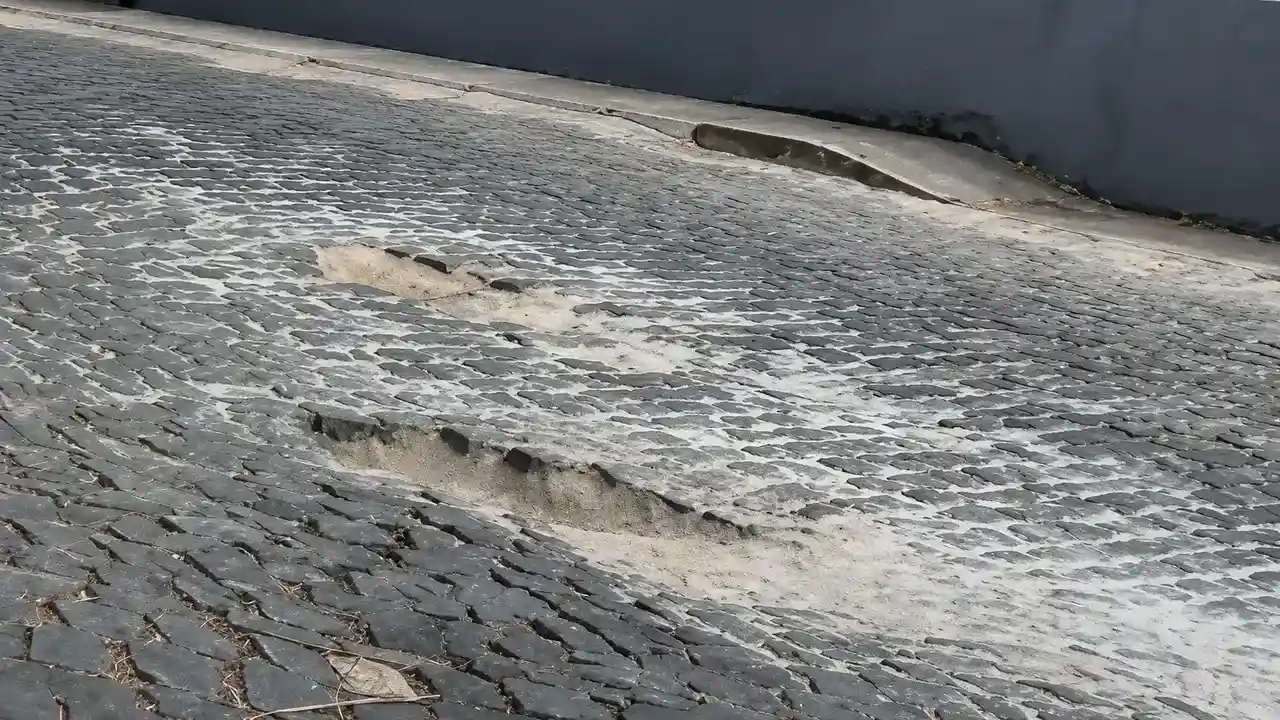 Motoristas denunciam cratera em rua movimentada do Cônego; risco de acidentes aumenta