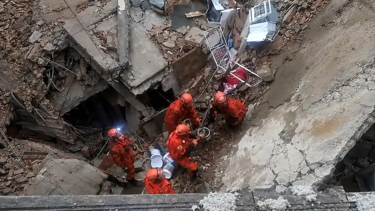 Equipes de emergência atuam em área de desabamento de imóvel na Praia da Rosa, na Ilha do Governador.