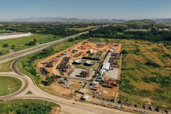 Estação de Tratamento de Esgoto de Queimados, na Baixada Fluminense, inaugurada para ampliar o saneamento da região.