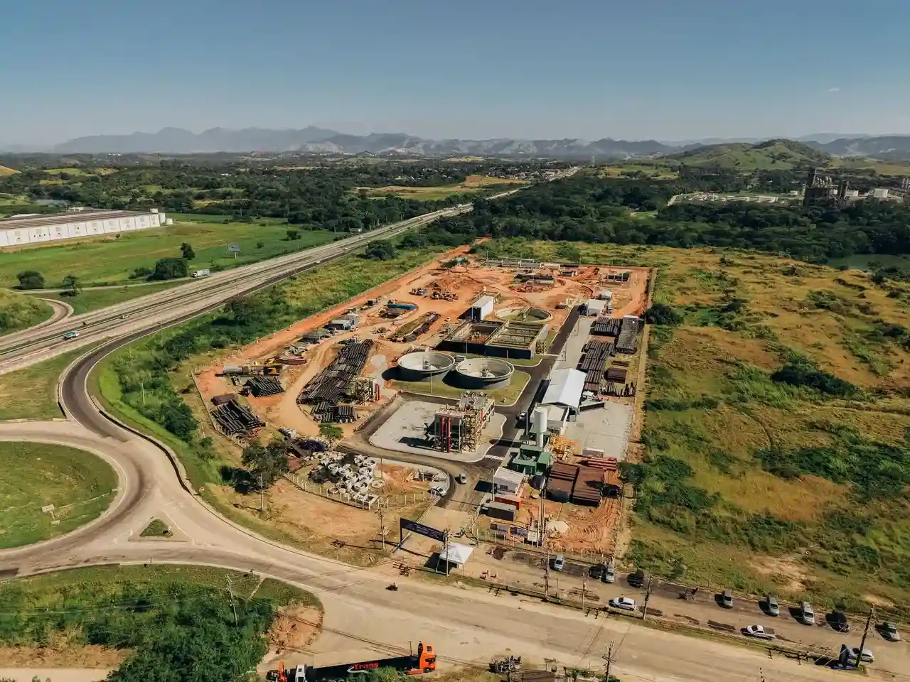 Estação de Tratamento de Esgoto de Queimados, na Baixada Fluminense, inaugurada para ampliar o saneamento da região.