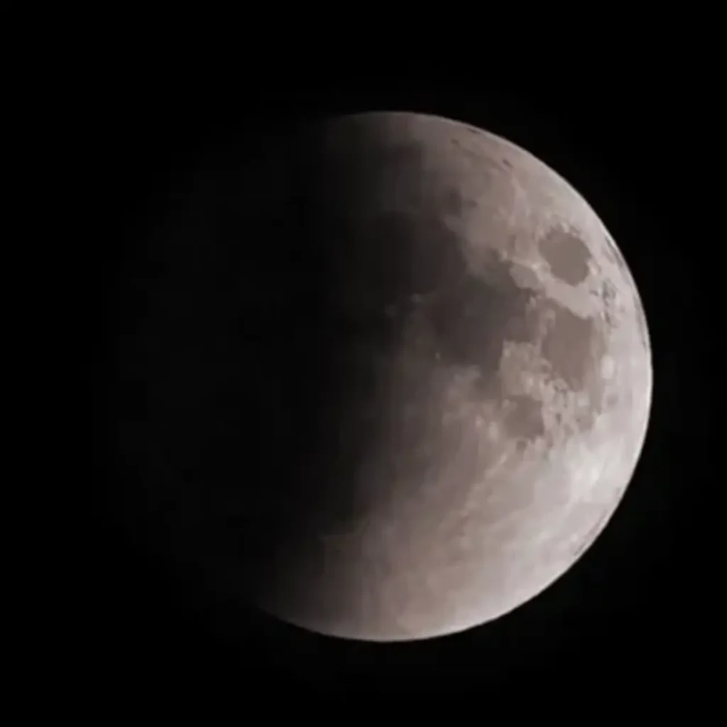 Eclipse lunar parcial observado durante a madrugada desta sexta-feira