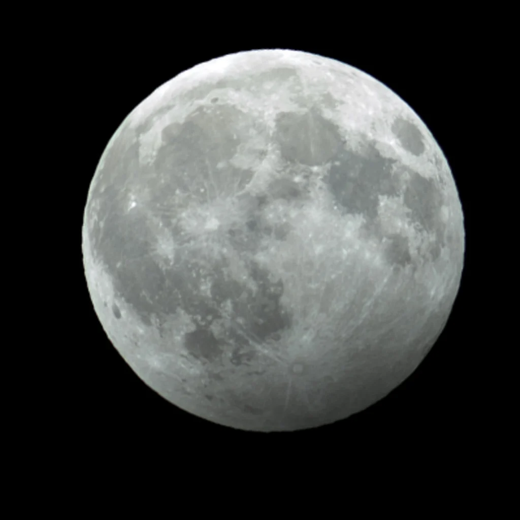 Eclipse lunar parcial observado durante a madrugada desta sexta-feira