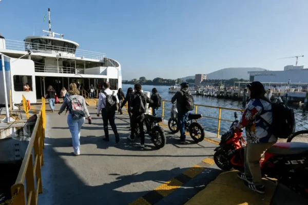 Passageiros embarcam com bicicletas em estação das barcas no Rio de Janeiro