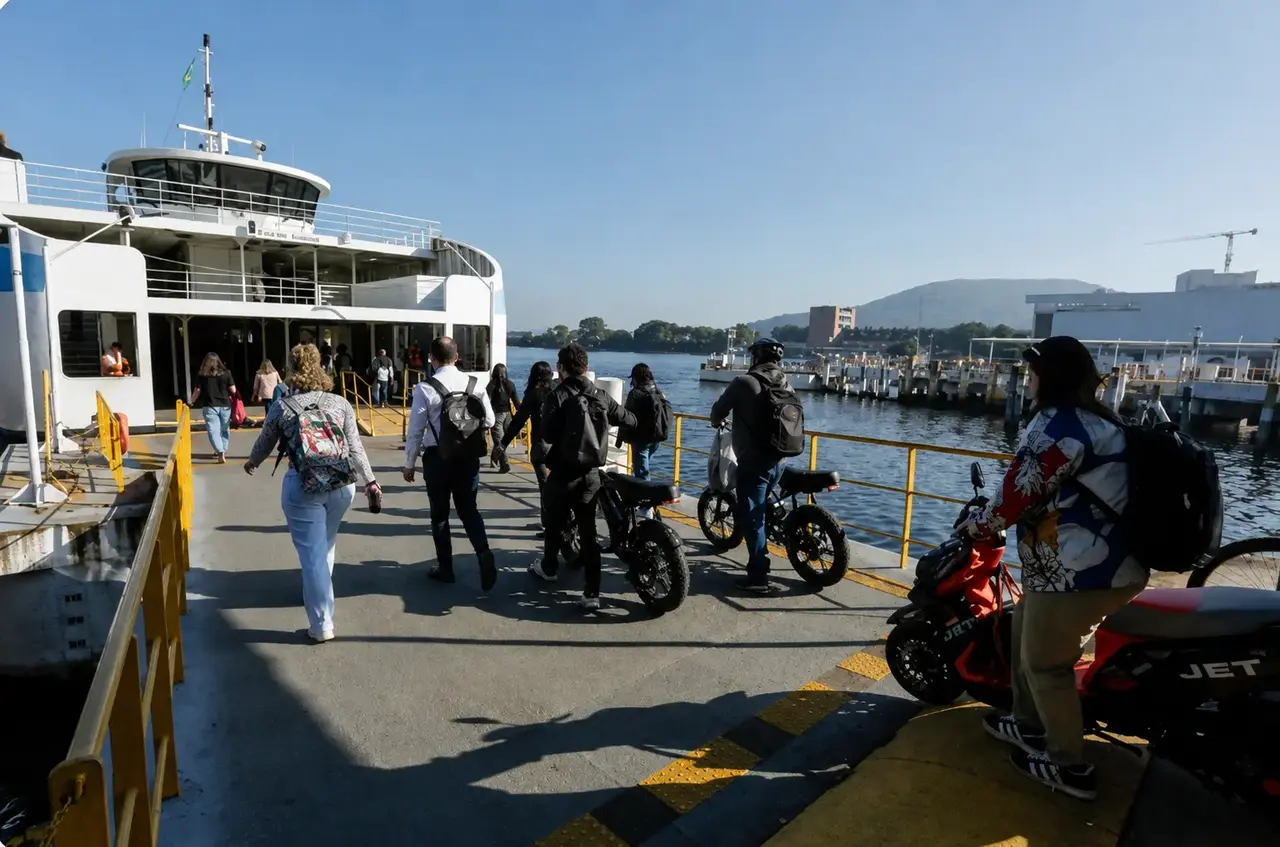 Passageiros embarcam com bicicletas em estação das barcas no Rio de Janeiro