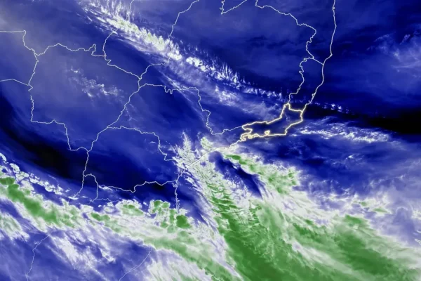 Céu com nuvens carregadas sobre área urbana, representando a chegada de uma frente fria ao estado do Rio de Janeiro.