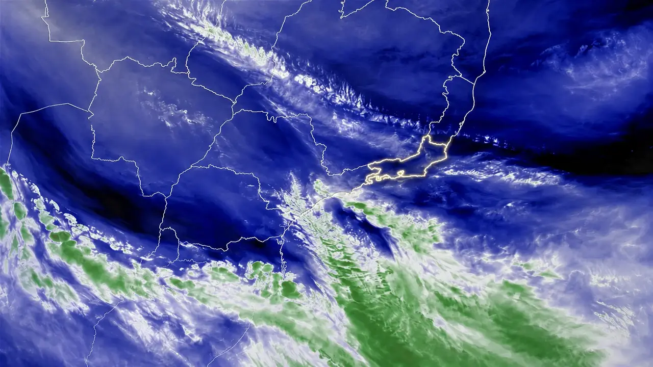 Céu com nuvens carregadas sobre área urbana, representando a chegada de uma frente fria ao estado do Rio de Janeiro.