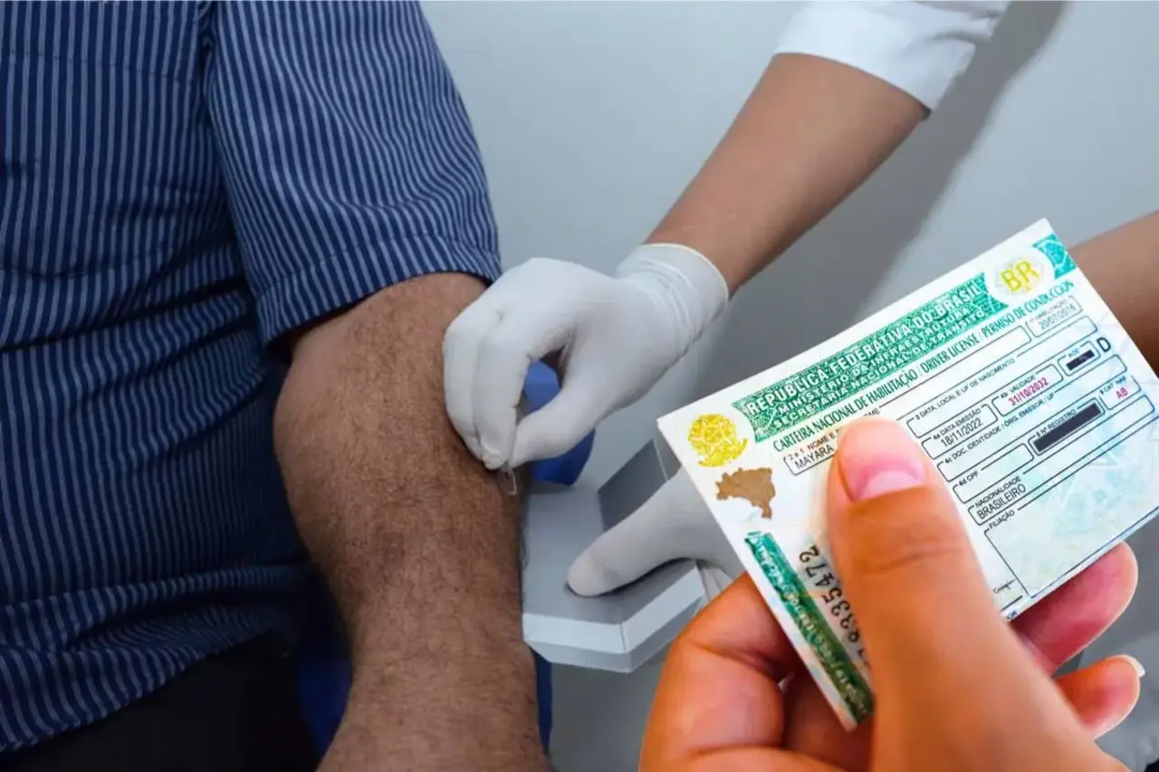 Profissional coleta amostra para exame toxicológico enquanto outra pessoa segura uma Carteira Nacional de Habilitação