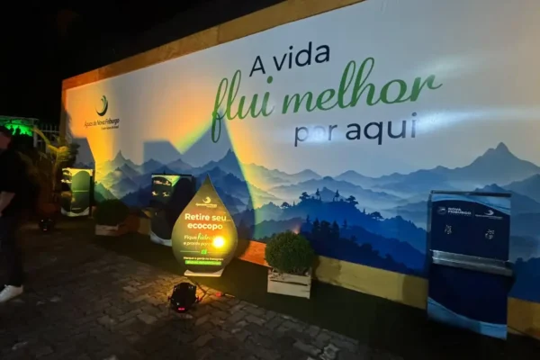 Público recebe ecocopos reutilizáveis durante show na Praça do Suspiro, em Nova Friburgo