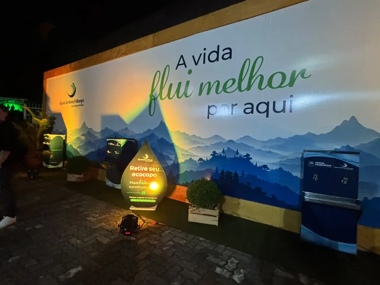 Público recebe ecocopos reutilizáveis durante show na Praça do Suspiro, em Nova Friburgo