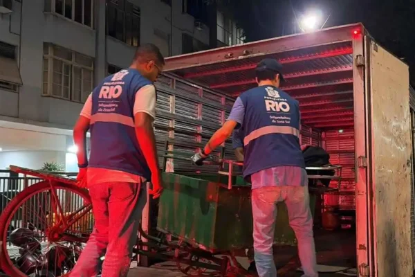 Agentes públicos durante operação de ordenamento urbano em Copacabana, na Zona Sul do Rio de Janeiro.