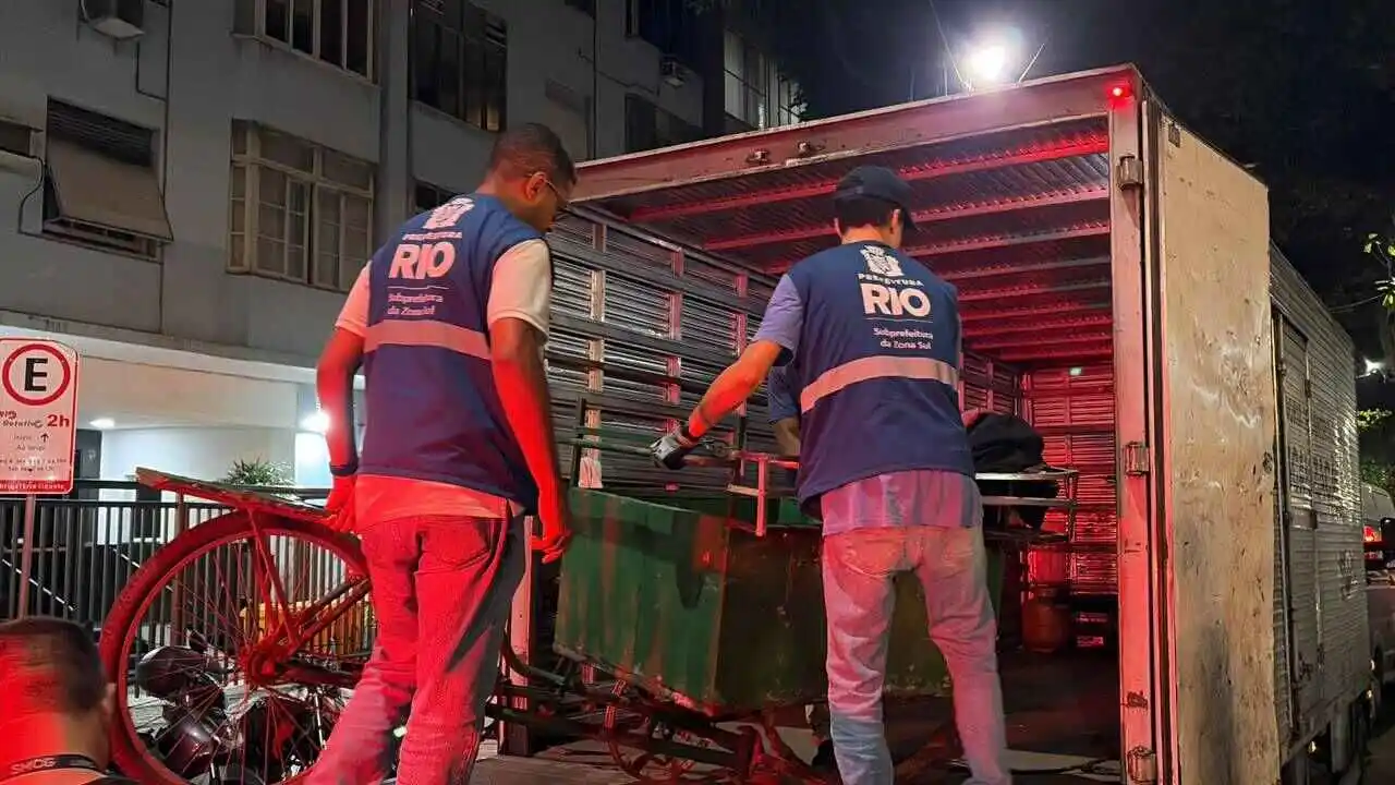 Agentes públicos durante operação de ordenamento urbano em Copacabana, na Zona Sul do Rio de Janeiro.
