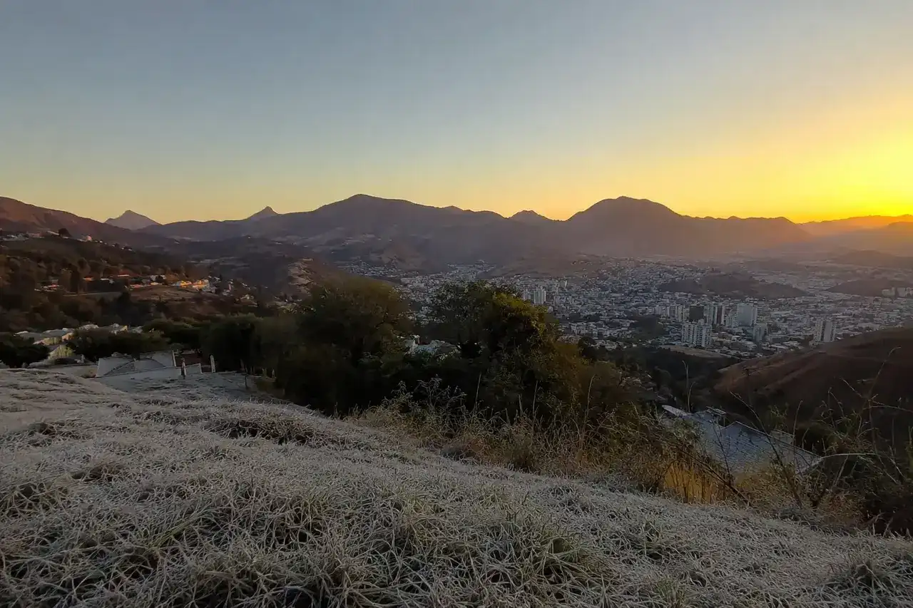 Paisagem do Estado do Rio de Janeiro durante uma manhã fria de inverno, sob céu aberto e tempo seco.