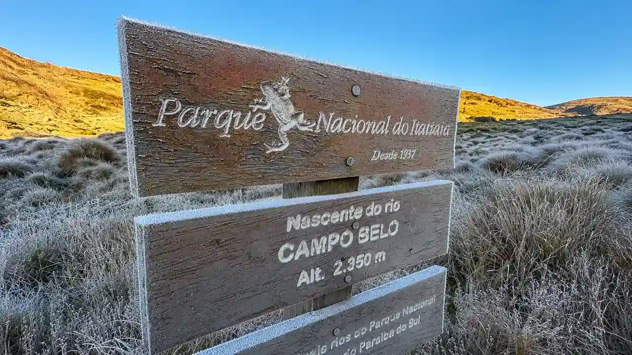 Mascote do EcoSerrano observa termômetro marcando -4,3°C no Parque Nacional do Itatiaia.