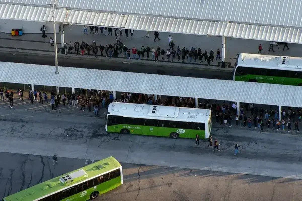 Imagem aérea mostra grande concentração de passageiros aguardando ônibus no Terminal Alvorada durante a greve dos rodoviários no Rio de Janeiro.
