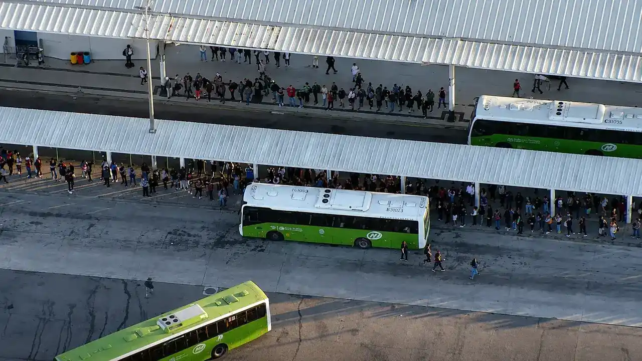 Imagem aérea mostra grande concentração de passageiros aguardando ônibus no Terminal Alvorada durante a greve dos rodoviários no Rio de Janeiro.