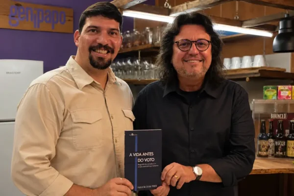 Fábio Gomes conversa com leitores durante lançamento de A Vida Antes do Voto em Nova Friburgo