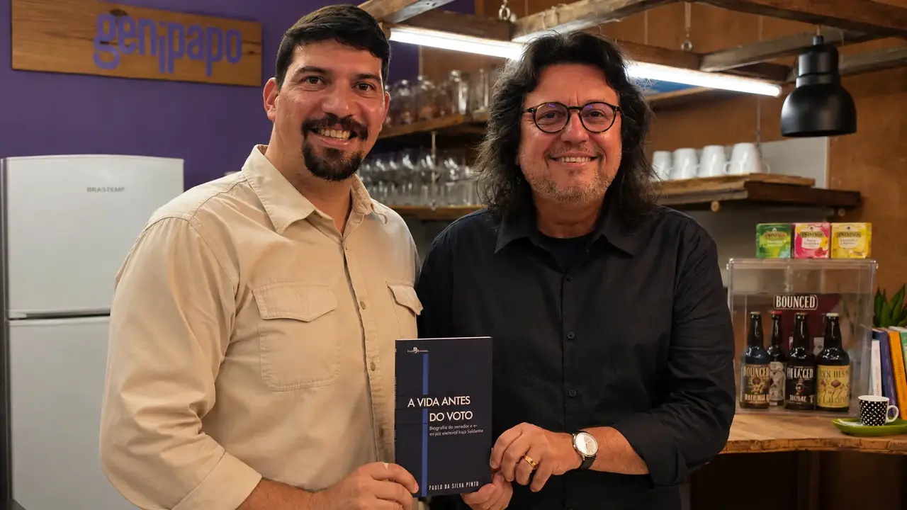 Fábio Gomes conversa com leitores durante lançamento de A Vida Antes do Voto em Nova Friburgo