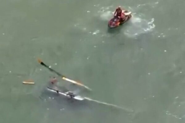 helicóptero cai no mar na Barra da Tijuca com resgate de ocupantes vivos na manhã desta sexta-feira no Rio