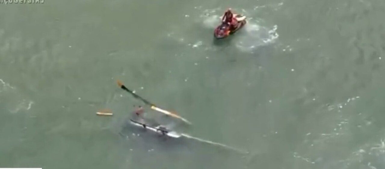 helicóptero cai no mar na Barra da Tijuca com resgate de ocupantes vivos na manhã desta sexta-feira no Rio