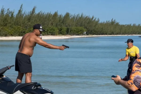 Homem segura arma durante discussão na Praia da Arubinha, em Arraial do Cabo