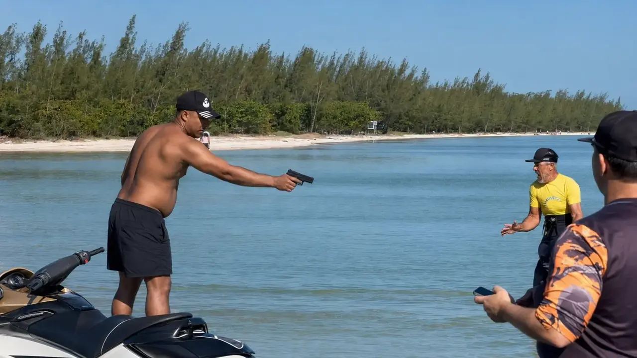 Homem segura arma durante discussão na Praia da Arubinha, em Arraial do Cabo