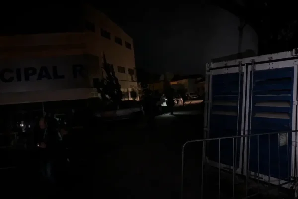 Interior do Hospital Raul Sertã escuro após incêndio em carreta atingir rede elétrica em Nova Friburgo.
