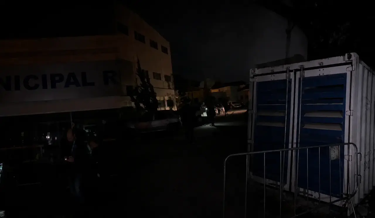 Interior do Hospital Raul Sertã escuro após incêndio em carreta atingir rede elétrica em Nova Friburgo.