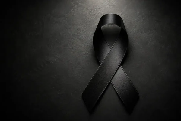 Laço preto simboliza luto e despedida