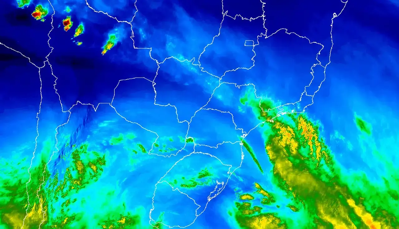 Imagem meteorológica mostra a aproximação de uma frente fria do estado do Rio de Janeiro.