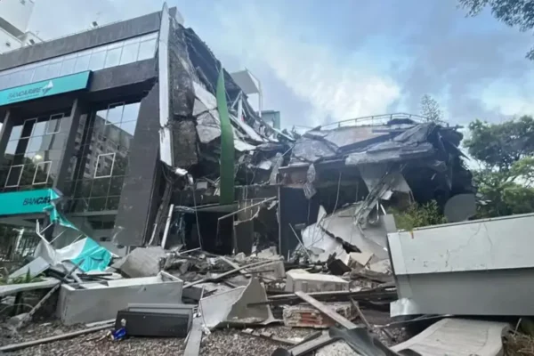 Equipes de resgate atuam em área danificada após terremoto na Venezuela, enquanto moradores permanecem nas ruas por segurança.