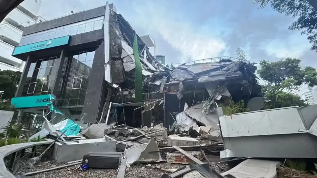 Equipes de resgate atuam em área danificada após terremoto na Venezuela, enquanto moradores permanecem nas ruas por segurança.