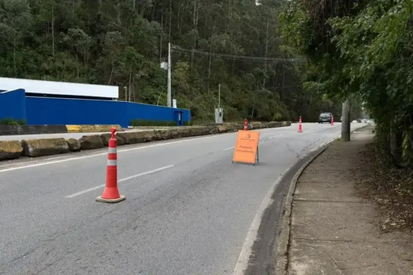 Obra de saneamento na Via Expressa, em Nova Friburgo, ligada à implantação do sistema da ETE Cônego.