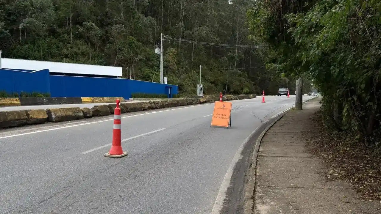 Obra de saneamento na Via Expressa, em Nova Friburgo, ligada à implantação do sistema da ETE Cônego.