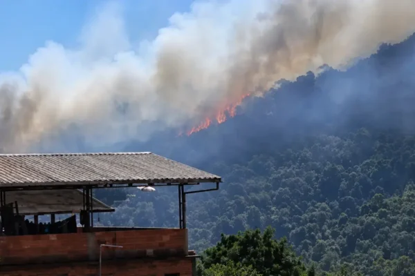 Fumaça cobre a Chácara do Paraíso durante incêndio em área de mata