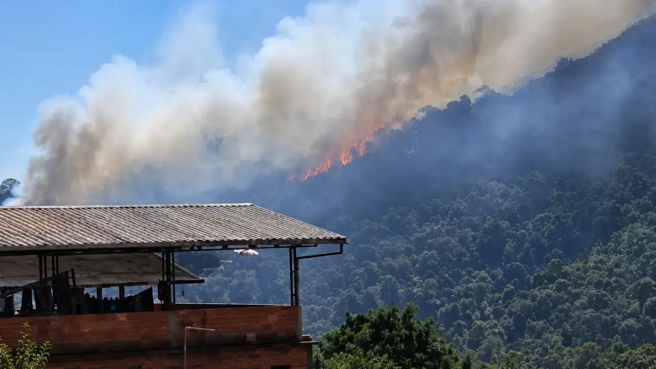 Fumaça cobre a Chácara do Paraíso durante incêndio em área de mata