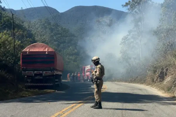 Incêndio na mata às margens da Estrada Mury-Lumiar