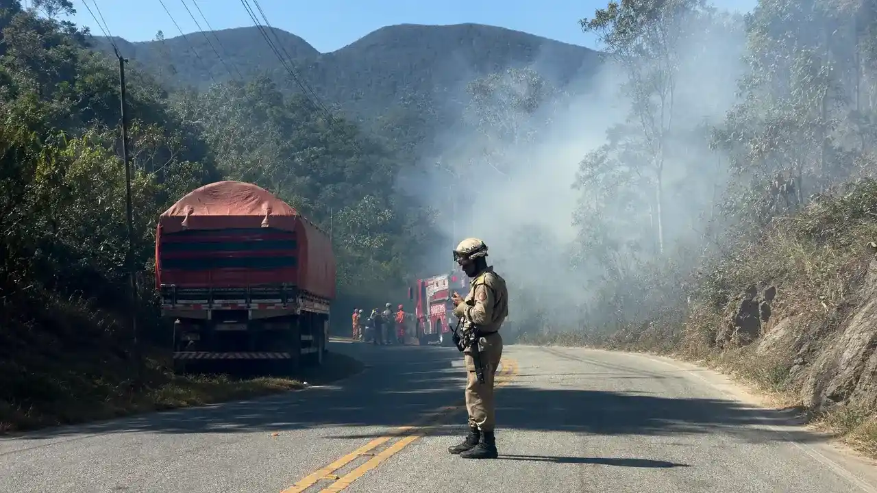 Incêndio na mata às margens da Estrada Mury-Lumiar