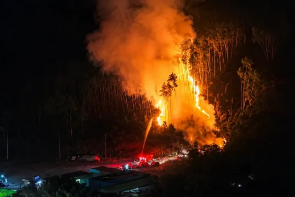 Incêndio na Via Expressa em Nova Friburgo