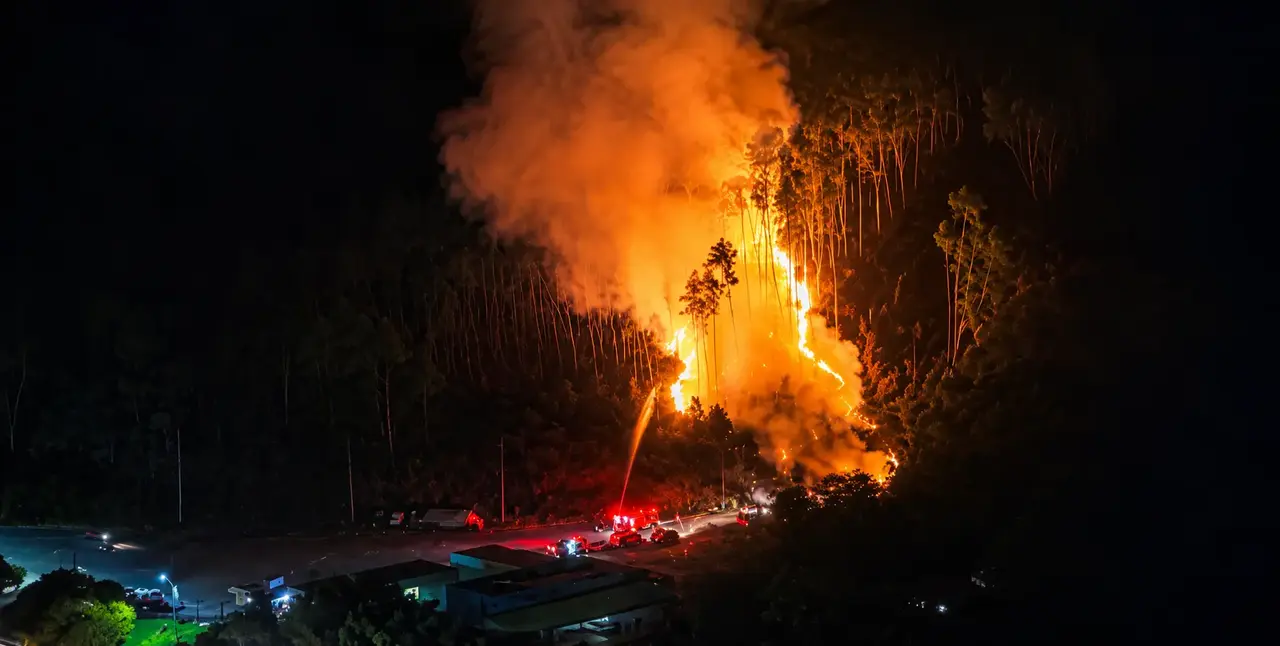 Incêndio na Via Expressa em Nova Friburgo