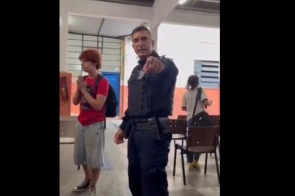 As imagens circularam ainda pela manhã desta quarta-feira e mostram agressões dentro de uma unidade estadual na Zona Sul do Rio. Três jovens, de 18, 20 e 23 anos, foram conduzidos à delegacia após a ocorrência.