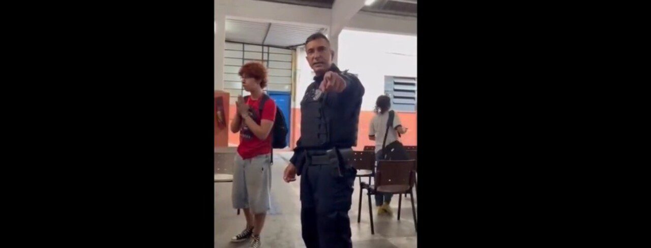 As imagens circularam ainda pela manhã desta quarta-feira e mostram agressões dentro de uma unidade estadual na Zona Sul do Rio. Três jovens, de 18, 20 e 23 anos, foram conduzidos à delegacia após a ocorrência.