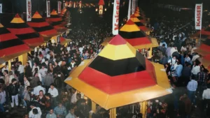 Barracas da Kaiser cercadas pelo público na Festa da Cerveja de 1994