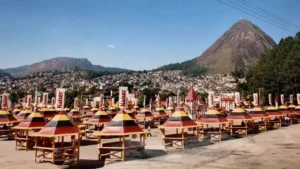 Estrutura do Kaiser Festival de 1994 com montanhas de Nova Friburgo ao fundo