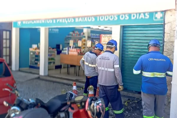 Fiscalização da Prolagos identifica ligação clandestina de água em estabelecimento comercial no Centro de São Pedro da Aldeia.