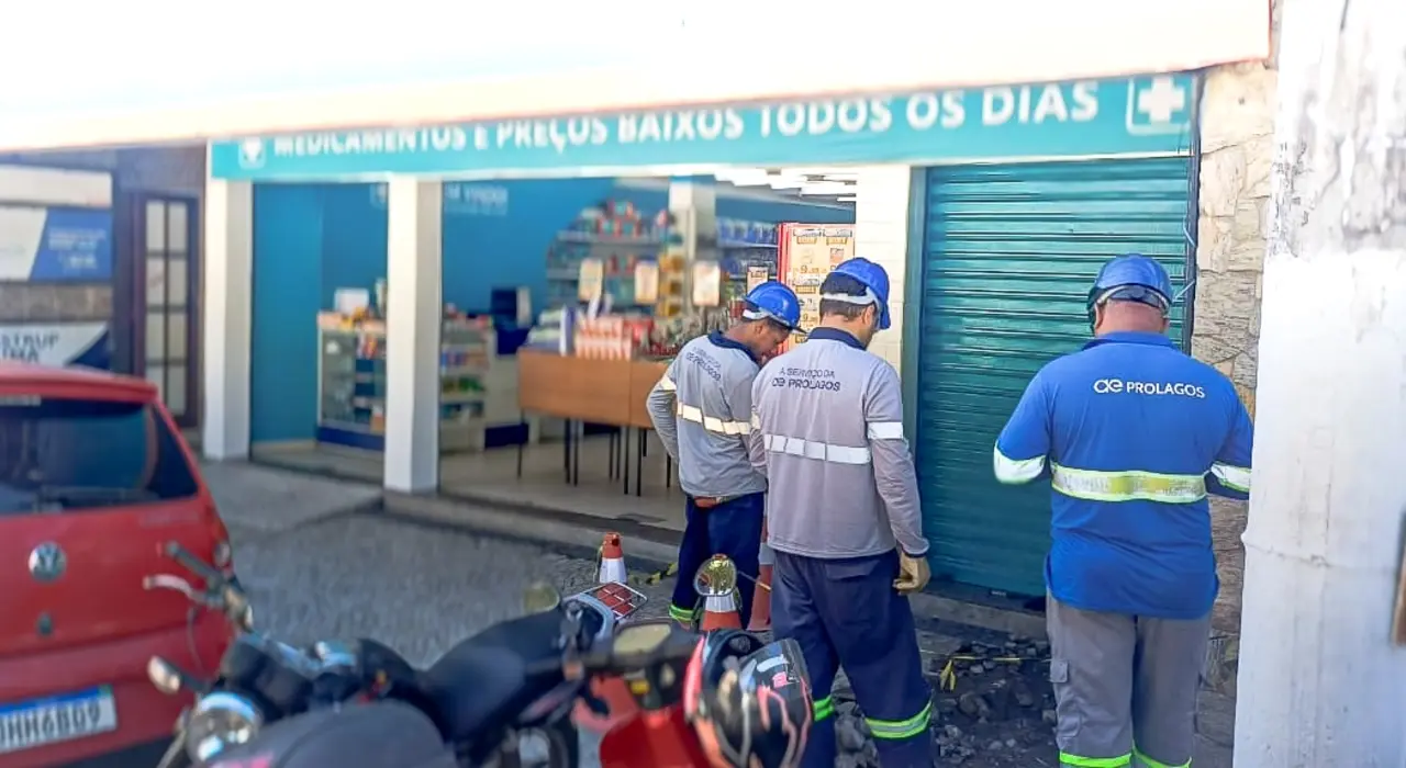 Fiscalização da Prolagos identifica ligação clandestina de água em estabelecimento comercial no Centro de São Pedro da Aldeia.