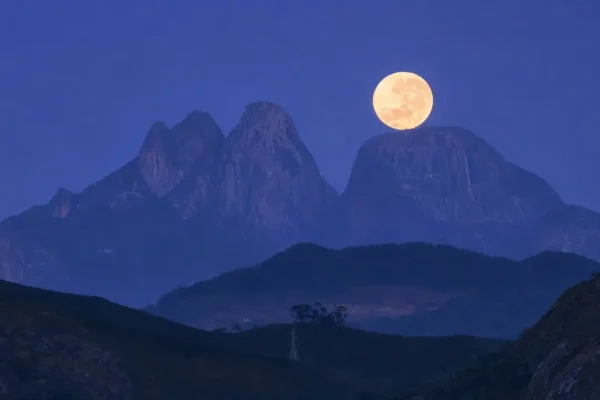 Lua cheia alinhada sobre o Capacete dos Três Picos, em Nova Friburgo